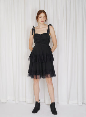 Fractus Lace Trim Pleated Dress (Black)